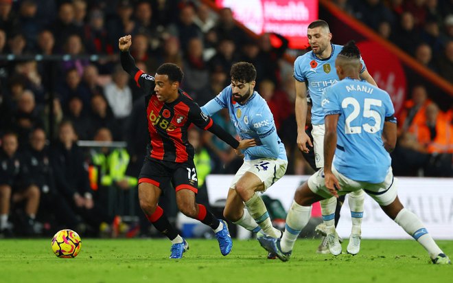 Bournemouthovega Tylerja Adamsa z mukami ustavlja Joško Gvardiol iz Manchester Cityja. FOTO: Matthew Childs/Reuters