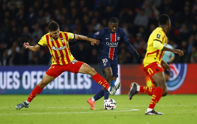 Ousmane Dembele (v sredini) je odločil tekmo na Parku princev. FOTO: Christian Hartmann/Reuters