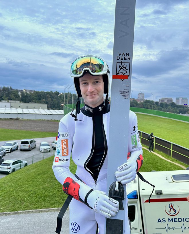 Žiga Jelar se je po štirih dnevih testiranja odločil, da bo poslej skakal s smučmi znamke Van Deer-Red Bull Sports. FOTO: Miha Šimnovec