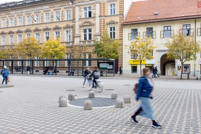 Na območju v središču Ljubljane, kjer bo stala fontana, je že nekaj mesecev na tleh zgolj rešetka, okoli nje pa so postavljeni stebrički. FOTO: Črt Piksi/Delo