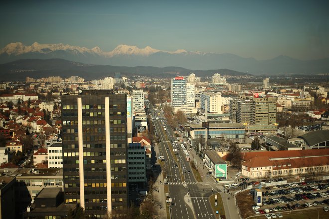 Zaradi različnih vrednostnih con so ocenjene vrednosti kvadratnega metra stanovanja v Ljubljani precej različne. Na trgu pa je letos zanj v povprečju treba plačati 4370 evrov. FOTO: Jure Eržen