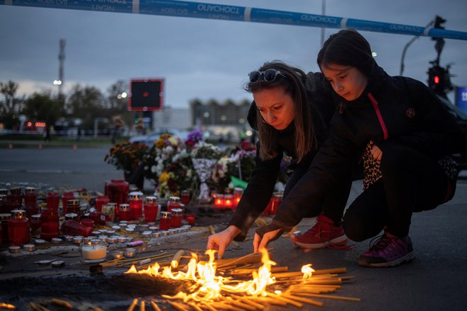 V zrušenju nadstreška je v petek umrlo 14 ljudi, še trije so bili huje ranjeni in so glede na zadnje podatke še vedno v kritičnem stanju. FOTO: Marko Djurica/Reuters