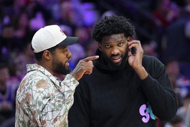 Zvezdniški dvojec Philadelphie: Paul George, Joel Embiid (desno) težko prenaša poraze. FOTO: Mitchell Leff Getty Images Via Afp