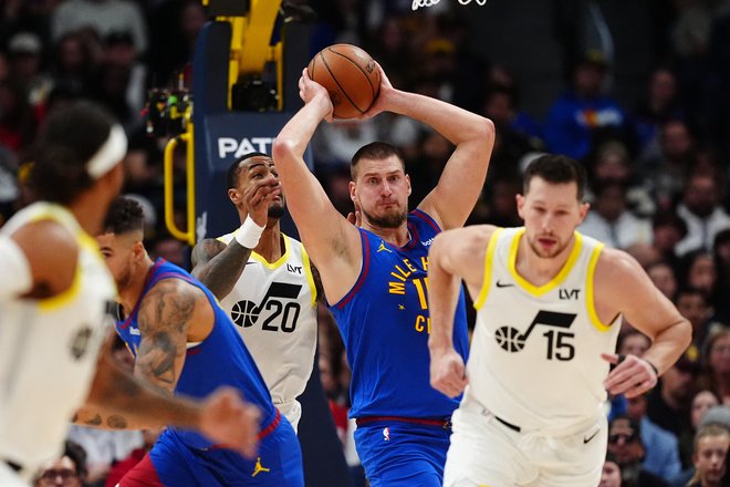 Nikola Jokic si je privoščil košarkarje Utaha in jim delil lekcije. FOTO: Ron Chenoy(Usa Today Sports Via Reuters Con