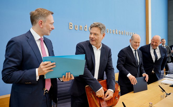 Minister za finance Christian Lindner (FDP) je spisal svoje ukrepe za pomoč gospodarstvu, minster za gospodarstvo Robert Habeck (Zeleni) pa svoje. Ukrepi so diametralno nasprotni, časa za dogovor pa je vse manj. FOTO Axel Schmidt/REUTERS