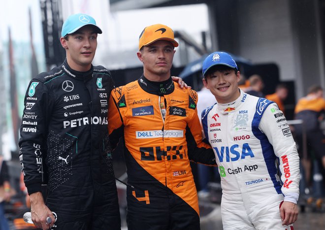 Na dirkališču Jose Carlos Pace v Sao Paolu je Britanec Lando Norris (v sredini) z najhitrejšo vožnjo v kvalifikacijah vrgel rokavico branilcu naslova svetovnega prvaka v formuli 1 Maxu Verstappnu. George Russell (levo) je bil drugi v kvalifikacijah, Juki Cunoda tretji. FOTO: Amanda Perobelli/Reuters