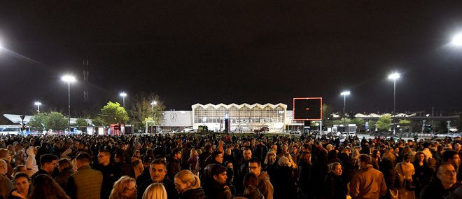 Prebivalci Novega Sada so se v soboto zbrali okoli železniške postaje, da bi se poklonili žrtvam nesreče in zahtevali odgovornost pristojnih. FOTO: Nenad Mihajlovic/Afp