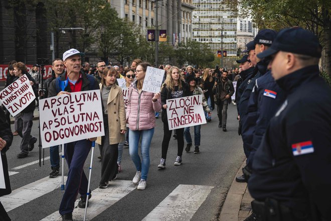 Na včerajšnjih protestih v Beogradu so ljudje za nesrečo okrivili malomarnost in korupcijo oblasti. To ni tragedija, to je zločin, je bil eden od napisov na transparentih. Foto Andrej Isakovic/Afp