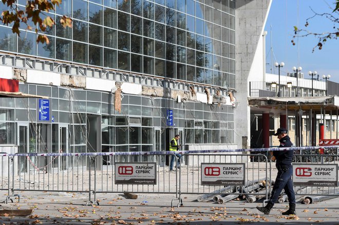 Nadstrešek se je po pričevanju očividcev zrušil v nekaj sekundah.

FOTO: Nenad Mihajlovic/Afp