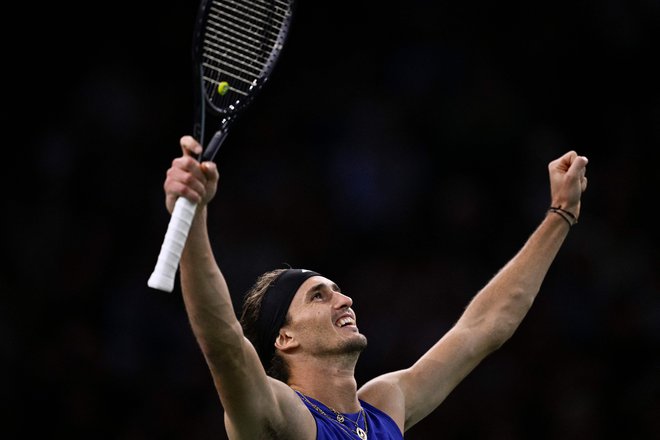 Alexander Zverev se je veselil zmage v Parizu. FOTO: Julien De Rosa/AFP