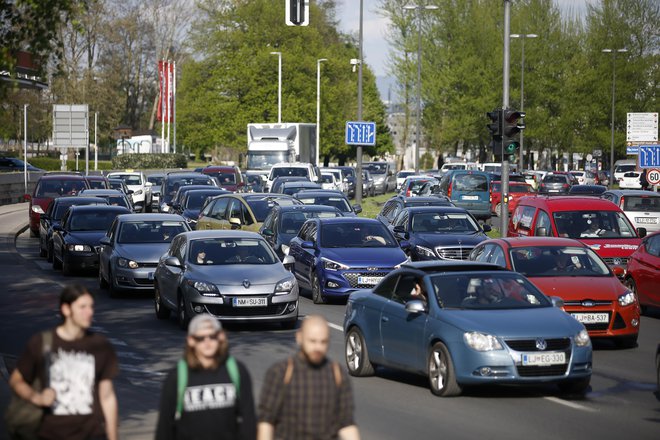 Na cestah je gneča. FOTO: Blaž Samec/Delo