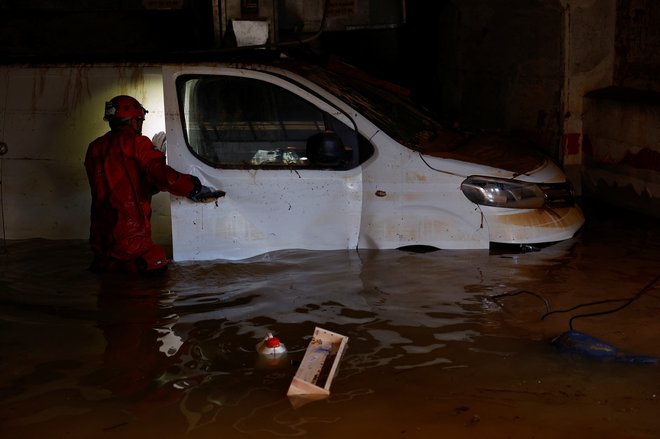 Reševalce skrbijo predvsem zalite podzemne garaže blokov in nakupovalnih središč. FOTO: Susana Vera/Reuters