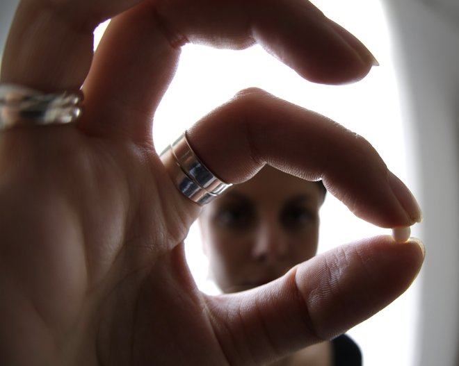 S kampanjo #MedSafetyWeek želijo opomniti bolnike, naj zdravila vedno uporabljajo skladno z navodilom za uporabo in upoštevajo napotke zdravnika ali farmacevta. FOTO: Eric Gaillard/Reuters 