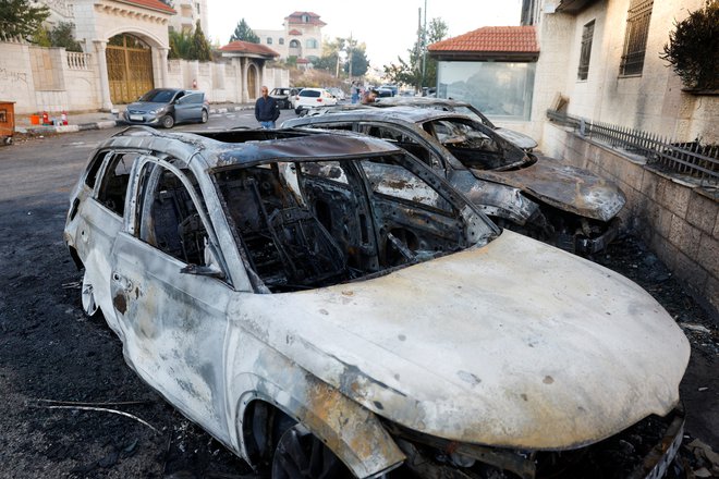 Izraelski naseljenci na okupiranem Zahodnem bregu so ponoči v bližini Ramale zažgali 18 vozil Palestincev. FOTO: Mohammed Torokman/Reuters