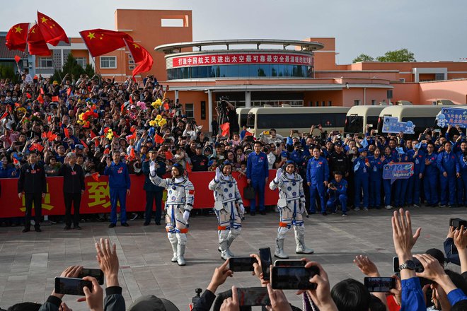 Li Guangsu, Li Cong in Ye Guangfu so v vesolje poleteli 25. aprila letos. FOTO: Greg Baker/AFP