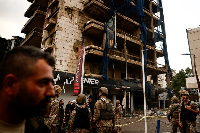 V izraelskih napadih je bilo močno prizadetih več mest, med drugim Bejrut, Nabatija in antični Tir. FOTO: Yara Nardi/Reuters