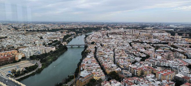 Sevilla z umetnim kanalom Gvadalkivirja je s stolpa kot na dlani. FOTO: Bogi Pretnar 