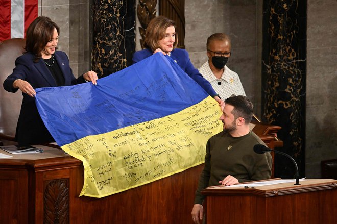 Demokratska kandidatka Kamala Harris zagotavlja, da bo, če bo zmagala, nadaljevala politiko do Ukrajine. FOTO: Jim Watson/AFP