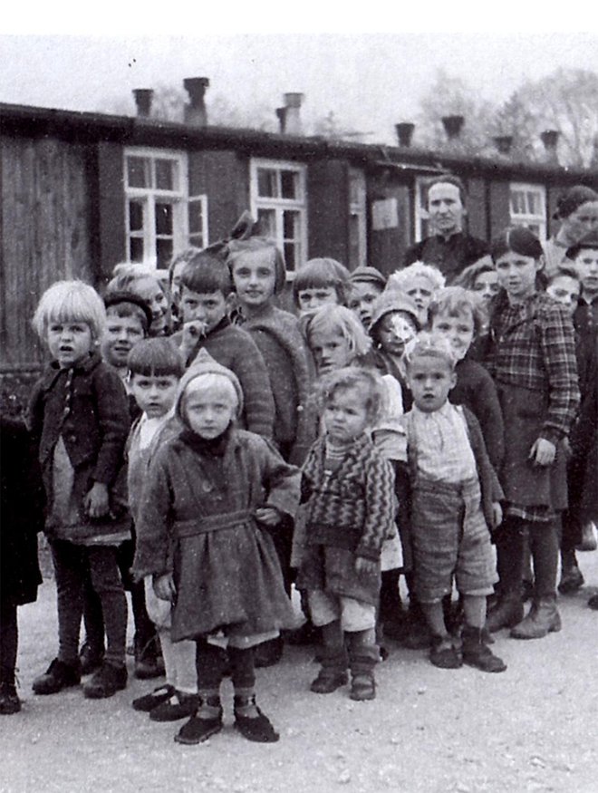 Otroci leta 1942 v prehodnem taborišču Frohneleiten v Avstriji. FOTO: Dokumentarni film Banditenkinder - Slovenskemu narodu ukradeni otroci