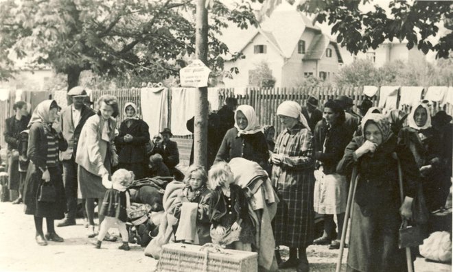 Zbiranje na dvorišču osnovne šole, ki mu je sledil zločin - ločitev mater in otrok, ki so jih poslali v otroška taborišča. FOTO: arhiv Muzej novejše zgodovine Celje