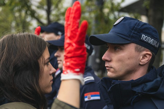 Protestnica z rdeče pobarvanimi rokami, ki namigujejo na kri na rokah odgovornih za tragedijo. FOTO: Andrej Isakovic/AFP