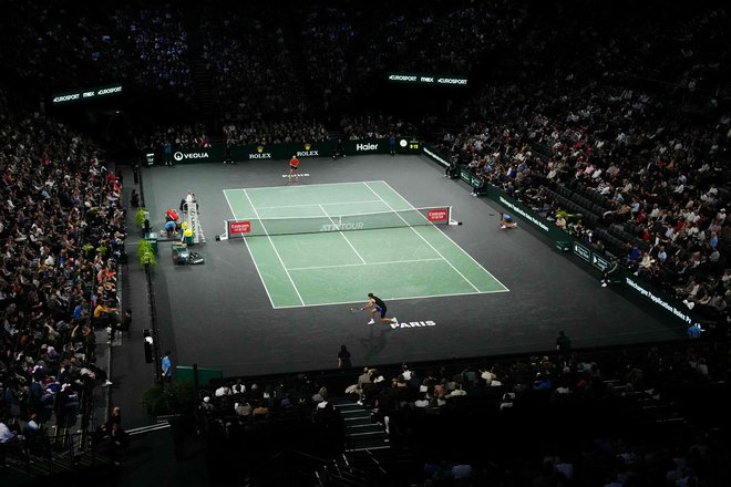 Alexander Zverev je v finalu pariškega mastersa v dveh nizih ugnal Francoza Uga Humberta. FOTO: Dimitar Dilkoff/AFP