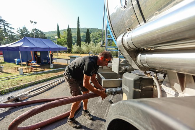 Zaradi hude suše so morali pred dobrima dvema letoma na Obalo vodo voziti z Unca. Foto Črt Piksi