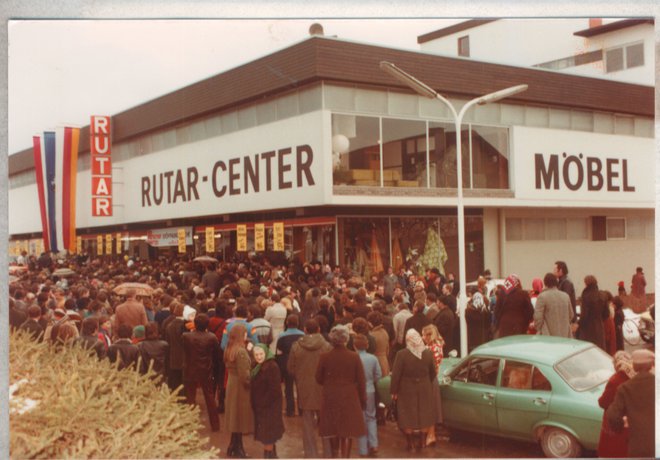 Arhivska fotografija salona v Dobrli vasi na avstrijskem Koroškem, kjer je še vedno sedež podjetja. FOTO: Osebni arhiv