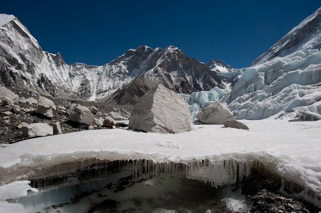 Slovaški alpinist je zdrsnil v ledeniški razpoko, potem ko sta se s soplezalcem povzpela na goro Lantang Lirung. FOTO: Alex Treadway/Reuters