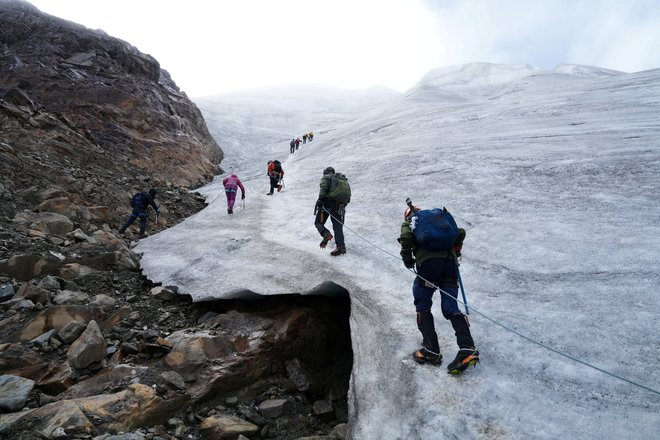 Huserka in Holecek sta postala prva alpinista, ki sta se povzpela na Lantang Lirung po »grozljivi« vzhodni steni. FOTO: Angela Ponce/Reuters