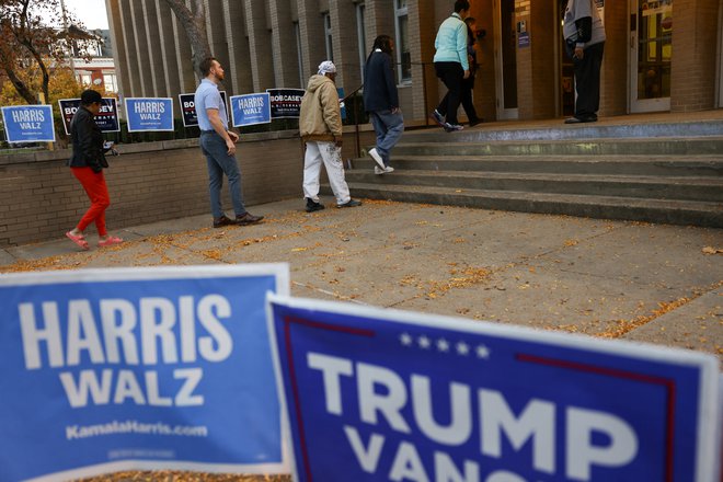 V ZDA danes potekajo predsedniške volitve, na katerih bodo volivci odločili, ali se bo v Belo hišo vrnil Trump ali pa bo država dobila prvo predsednico, Harrisovo. FOTO: Quinn Glabicki/Reuters