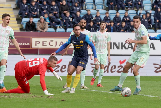 Derbi v Celju še buri duhove, v ospredju je bila enajstmetrovka za gostitelje v sodnikovem dodatku, ki pa jo je na veselje Ljubljančanov zastreljal Aljoša Matko (v sredini). FOTO: Blaž Samec/Delo