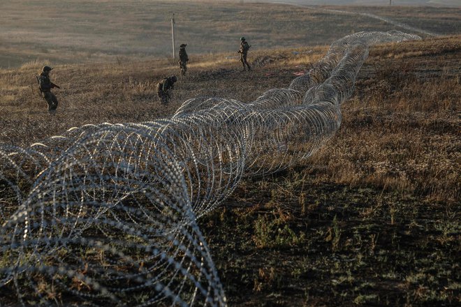 Razvoj dogajanja na fronti, na kateri nevzdržno prodirajo napadalci, bi tudi morebitno administracijo Kamale Harris prisilil v spremembo dosedanjega pristopa k vojni v Ukrajini. FOTO: Afp