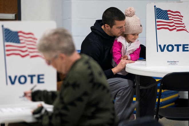 Številni Američani so prepričani, da so te volitve prelomne tudi za naslednje rodove. FOTO: Erica Dischino/Reuters