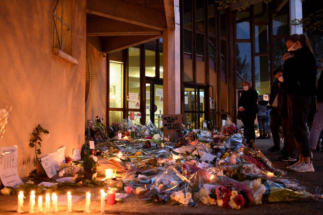 Rože pred šolo, kjer je poučeval učitelj Paty. FOTO: Bertrand Guay/AFP