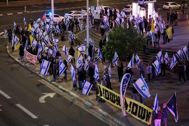 Demonstranti so se zbrali tudi v Jeruzalemu pred rezidenco predsednika vlade. FOTO: Violeta Santos Moura/Reuters