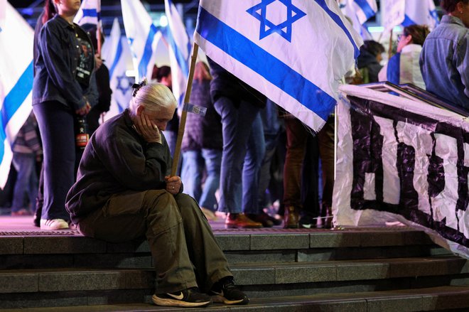 Eden od protestnikov na ulicah Izraela. FOTO: Violeta Santos Moura/Reuters