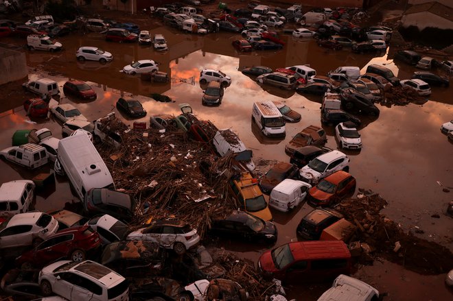 Poplave so poškodovale več kot 100.000 avtomobilov. FOTO: Nacho Doce/Reuters