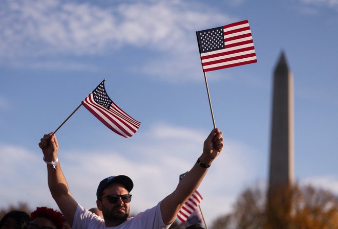 Mahanje z ameriško zastavo na zborovanju demokratske predsedniške kandidatke Kamale Harris v ameriški prestolnici. FOTO: Hannah Mckay/Reuters