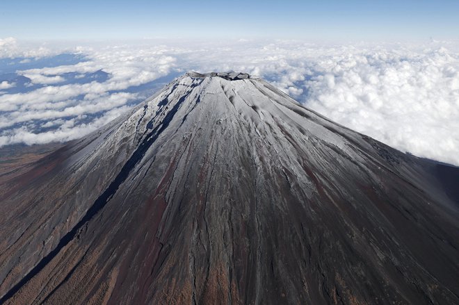 Japonski meteorologi ocenjujejo, da je eden od vzrokov za rekordno pozno sneženje na gori Fudži globalno segrevanje ozračja. FOTO: Kyodo/Reuters