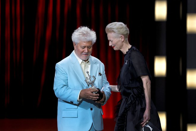 Almodóvar (levo) je nominiran za najboljšo režijo in scenarij, Tilda Swinton (desno) za najboljšo žensko vlogo, Sosednja soba pa tudi za najboljši film. FOTO: Vincent West/Reuters