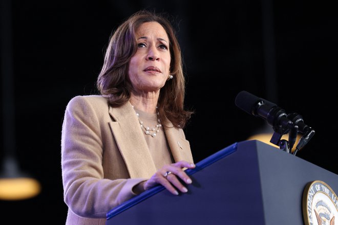 Nekateri levo usmerjeni komentatorji za demokratski poraz krivijo rasizem in seksizem, saj je bila Kamala Harris prva temnopolta kandidatka za predsednico ZDA. Foto Charly Triballeau/AFP