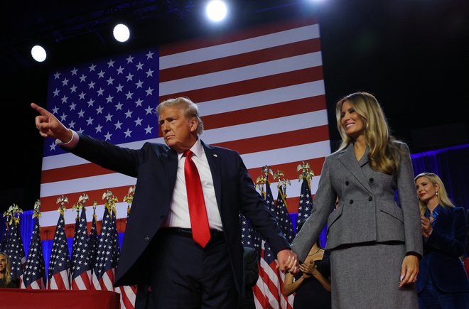 Melania Trump ob bodočem 47. predsedniku ZDA. Zdaj je le vprašanje, kako intenzivno mu bo pomagala delati Ameriko spet veliko. FOTO: Brian Snyder/Reuters