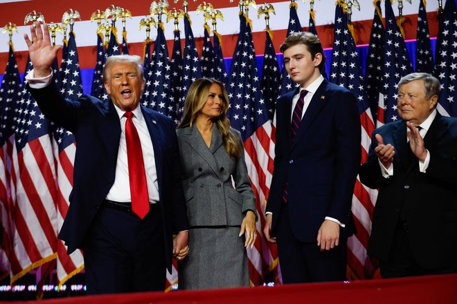 Rahlo razširjena ameriška prva družina (z leve Donald Trump, žena Melania, sin Barron in Melanijin oče Viktor Knavs), v kateri je bistveno več slovenske kot ameriške krvi. FOTO: Chip Somodevilla/AFP