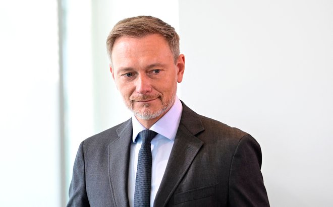 Christian Lindner je ostro napadel kanckerja Olafa Scholza in mu očital, da je današnjo potezo preračunljivo načrtoval FOTO: Tobias Schwarz/AFP