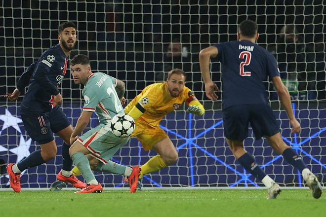 Jan Oblak je bil najboljši posameznik na tekmi v Parizu. FOTO: Franck Fife/AFP