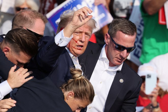 Trump je poskus atentata znal zelo dobro unovčiti. FOTO: Brendan Mcdermid/Reuters