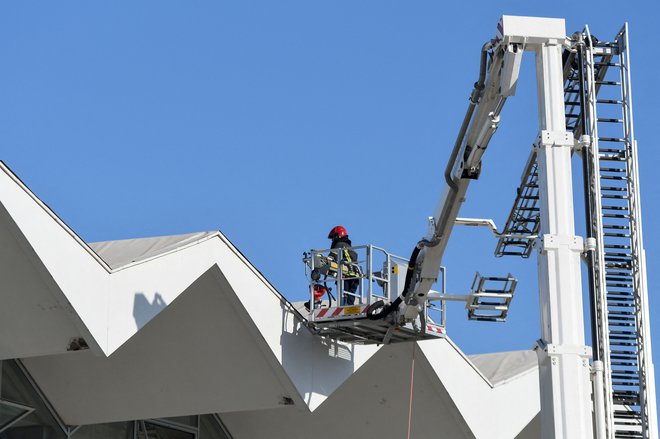 Če je poškodovan ali odpadli element povezan z elementi v notranjosti, se statične obremenitve notranjih elementov prerazporedijo, zato sta potrebna strokovni pregled in primerno ukrepanje. FOTO: Nenad Mihajlovic/ AFP