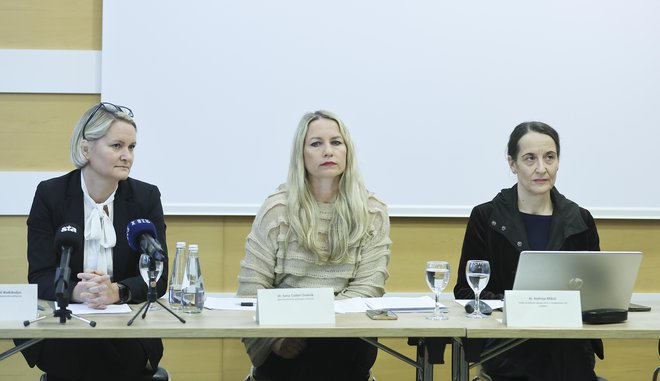 Dr. Maja Drobnič Radobuljac, dr. Sana Čoderl Dobnik in dr. Andreja Mikuž menijo, da kot klinično psihološka in pedopsihiatrična stroka niso slišani. FOTO: Jože Suhadolnik