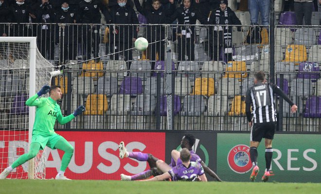 Amadej Maroša je zadel v izdihljajih tekme, ki jo je šokantno dobila Mura. FOTO: Srdjan Zivulovic/Reuters